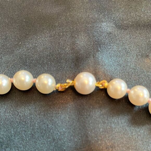 Vintage Faux Pearl Necklace - Picture 7 of 7